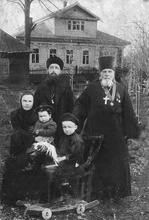 Священник Арсений Троицкий (слева) с супругой, тестем и детьми<br>Ист.: fond.ru