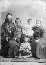 Священник Василий Руфицкий, дочери Елена и Анна, супруга Ольга Семеновна и сын Михаил<br>Ист.: Комиссия по канонизации ...