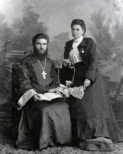 Сын — Николай Петрович с женой.<br> 1910-е.<br> Ист.: Архивный материал о священнослужителях Саратовской епархии 
