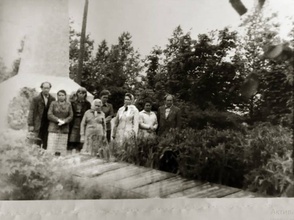 Дети и внуки иерея Николая Шмарина у мемориала в Оште. 1980-е