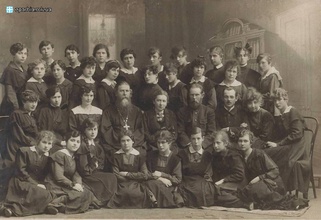 Отец Николай с преподавателями и воспитанницами гимназии