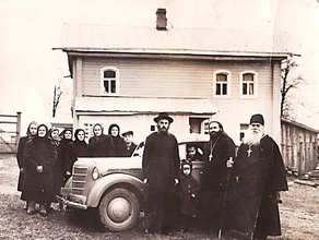 Слева направо: отец Михаил Ивлев, отец Евгений Степанов, архимандрит Никита (Чесноков).<br>Ист.: Протоиерей Евгений Степанов ...