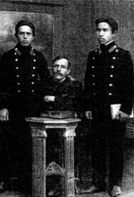 Воспитанник Рязанской Духовной Семинарии Евгений Пищулин (справа) с братом Михаилом и отцом священником Иоанном Пищулиным. 1900-е. Ист.: history-ryazan.ru