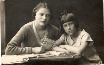 Дочери священника Николая Часовникова  Лидия (слева) и Валентина. Новая Чигла. 1932