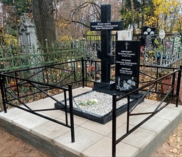 Надгробный памятник, установленный на могилах архимандрита Валентина (Лелянова), протоиереев Александра Здравомыслова и Иосифа Потапова. Установка памятника и креста из черного гранита состоялась только благодаря поддержке неравнодушных жителей Великого Новгорода, собравших необходимые средства на изготовление достойного надгробия. Рождественское кладбище на Красном поле, окт. 2022.<br>Фотографии предоставлены Галиной Ивановной Слукиной