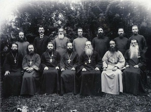 Духовенство Владимирской епархии. Священник Павел Покровский — второй слева в первом ряду<br>Ист.: smolbattle.ru