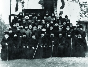 Соловецкий концлагерь, 6-я сторожевая рота. 19.11.1925. Свящ. Николай Соколов — 5-й слева в третьем ряду (из архива В. П. Чехранова)