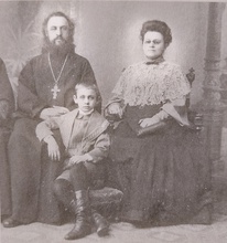 Священник Евгений Кедров с супругой и сыном Владимиром. Фото ок. 1905 г. <br> Ист.: Летопись Николо-Архангельской церкви ... С. 343