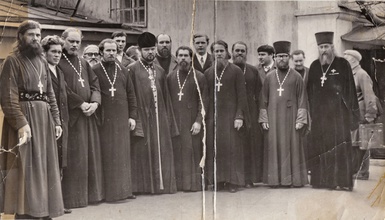 Иг. Серафим (стоит в центре в скуфье). Пермь, ок. 1974. Ист.: Христорождественская церковь ... 