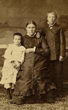 Мария Ревокатовна Рязанская с детьми Елизаветой и Павлином, 1885–1887. Ист.: Куклинский И. В. Красноярский архитектор Леонид Чернышев... С. 23