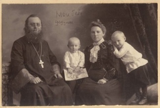 Священник Владимир Дормидонтович Чернозатонский с семьей. 1900-е
<br> Ист.: Астраханское духовенство