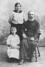 Отец Алексий с женой и приемной дочерью Еленой Чудовой. Рябово, 1927