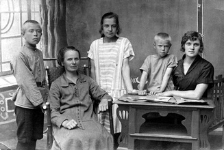 Евдокия Васильевна с оставшимися в родительском доме детьми. Михаил, Тося, Зинаида, Вера. 1927. Керенск, Пензенской обл. Ист.: Матери 20-го века