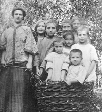 Юлия Андреевна с детьми.<br>Ист.: Владыкинские заступники