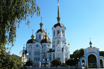 Храм в честь священномученика Александра (Петровского), архиепископа Харьковского — духовного покровителя города. Пятиглавый двухъярусный храм освящен 14.11.2004.<br>Ист.: Храм священномученика Александра, архиепископа Харьковского ...