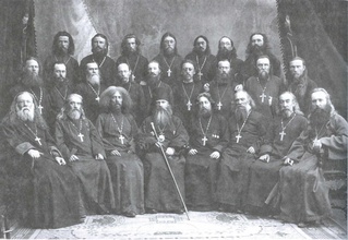 Участники экстренного епархиального съезда духовенства и мирян Енисейской епархии во главе с епископом Енисейским и Красноярским Никоном (Бессоновым), третий слева сидит прот. Феодор Купрессов. Красноярск, апр. 1917 г. Ист.: 1917. Гроза над Енисеем : Русская революция в Енисейской губернии / Ред. А. Г. Елисеенко, А. В. Мармышев, А. В. Ульверт. Красноярск, 2017. С. 268