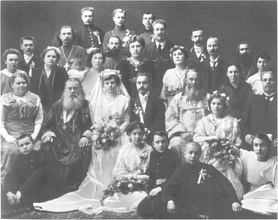 Петр Федорович Полянский (крайний справа) на свадьбе племянницы Серафимы, старшей дочери прот. Василия Полянского (третий справа)<br>Ист.: Кифа — Патриарший Местоблюститель ... [С. 5 вклейки № 1 с илл.]