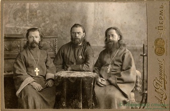 Мотовилихинские священнослужители (слева направо: свящ. Николай Пьянков, свящ. Николай Красовский, свящ. Павел Конюхов<br>Ист.: Пермский стиль