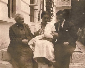 Екатерина Васильчикова с сыном Адрианом (после крестин). Рядом с ней муж, Александр Адрианович Егоров и крестная Мария Николаевна Зубова-Толстая. Ясная Поляна. 1935<br>Ист.: Сергиево благословение
