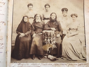 Диакон Петр Петровский (сидит второй справа) с супругой (справа от него) и детьми.<br>Фото из семейного архива М. К. Расторгуевой