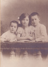 Дети отца Константина: Борис, Сусанна и Виталий. 1913