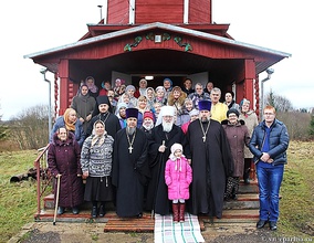 На групповом снимке митрополит Новгородский и Старорусский Лев (в центре) и протоиерей Геннадий Степанов (слева от владыки). <br>Ист.: Степанов Геннадий Анатольевич, протоиерей ...