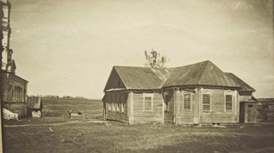 Петропавловская церковь в с. Кремёнки, место служения священника Александра Приклонского. Слева видна Покровская церковь<br>Ист.: sobory.ru