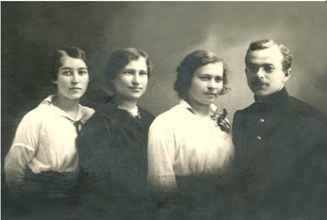Екатерина, Елизавета, София и Александр Волконские.1910-е
<br> Ист.: Мои предки Твердовские