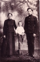 Петр Дмитриевич и Анастасия Федоровна с первенцем. 1917<br>Ист.: Иеромонах Петр (Серегин) :[фотоальбом]