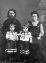Священник Иван Михайлович Березкин с женой Любовью Александровной и детьми. 1912  