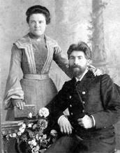 Николай Иванович Сахаров и Александра Андреевна Тоболкина (Сахарова) после венчания. Курган, ок. 1903 (ihtus.ru)