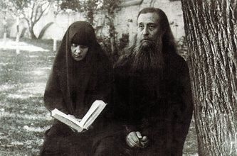 Архим. Сергий (Сребрянский) и матушка Елисавета (его бывшая супруга). Не ранее 1919. <br>Ист.: Пострадавшие за веру и церковь Христову, 1917–1937