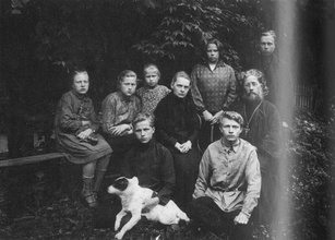 Отец Борис с матушкой Анной и детьми. Слева направо: в нижнем ряду — Павел и Михаил, на скамейке — Ольга и Александра. Парголово, 1920-е<br>Ист.: Духовные беседы ...