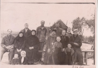 Групповое фото у храма Василия Великого с. Васильевское Новгородского р-на.
Сидят (3-я слева): монахиня Иоанна — псаломщица, просфорня и сторож храма Василия Великого (1944–1962), рядом с ней монахиня Ефросиния (слева), протоиерей Пётр Лисов (справа) и его матушка Мария Александровна, а также их сыновья Владимир и Виктор.
Фото из личного архива Сергея Валентиновича Моисеева
