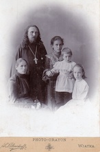 Отец Александр с супругой и дочерьми: Ниной, Анной и Екатериной. Ок. 1904