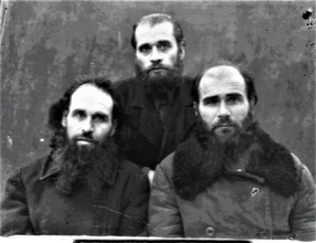 Братья Купоревы. Слева направо: Иван, отец Феодор, отец Сергий.<br><i>Фотография любезно предоставлена исследовательницей Галиной Ступниковой</i>