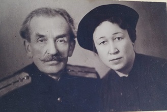 Лидия Попова с мужем. Ленинград, нач. 1950-х<br><i>Фотографии из семейного архива Анатолия Ивановича Дудина, внучатого племянника Елизаветы Александровны Поповой, матушки отца Георгия</i>