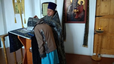 Настоятель церкви Святой Троицы дер. Большое Городно протоиерей Геннадий Степанов исповедует верующих Валдайского стационарного отделения. 2019. <br>Ист.: kcsov.ru