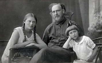 Священник Николай Часовников с дочерьми Лидией (слева) и Валентиной. Новая Чигла, лето 1931