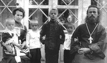 Священник Адриан Троицкий с семьей. Стоит в центре сын Серафим, слева от него Рафаил, справа Владимир, на коленях у матери Вера<br>Фото сохранил сын Константин. По сообщению родственников, всю войну носил его в голенище сапога. Позднее фото размножили и раздали родственникам<br>Ист.: fond.ru