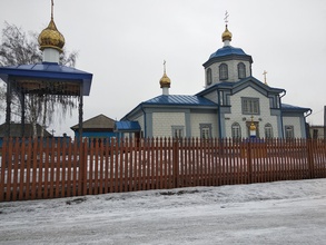 Церковь Преображения Господня в г. Уяр, последнее место служения о. Симеона Павлова. Построена в 1874, закрыта в 1935, колокольня снесена, в середине 1940-х возвращена верующим, отремонтирована, больше не закрывалась. Фото ок. 2022, предоставлено А. И. Гатченко