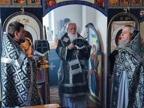 Митрополит Лев (в центре), протоиерей Геннадий Степанов (справа) и иерей Софийского собора Николай Полозов (слева) на богослужении в Троицком храме дер. Большое Городно Валдайского района. 28.4.2021. <br>Ист.: Протоиерей Геннадий Степанов удостоен Патриаршей грамоты ...