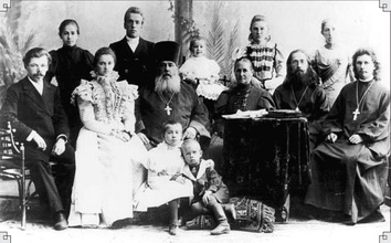 Семейство свящ. Василия Конюхова. Отец Василий с супругой Анастасией сидят в центре. Ист.: <i>Бояршинов В. Г.</i> Летопись православных храмов Мотовилихи. С. 143
 