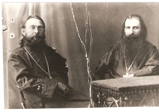 Протоиереи Иаков Горохов (справа) и Ильинский. Ист.: <i>Синельников С. П.</i> Законоучитель дореволюционной школы... Часть 2