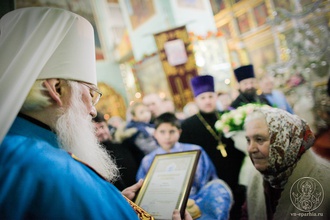 Митрополит Лев поздравляет матушку Нину Андреевну Джиган с юбилеем и вручает ей архиерейскую грамоту и икону Божьей Матери «Иверская».<br>Ист.:
vn-eparhia.ru