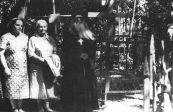 Слева направо: Елизавета Сергеевна Мечёва (дочь священномученика Сергия Мечёва), матушка Татьяна Алексеевна Евдокимова
(Давидова), архим. Борис (Холчев). Ташкент.<br>Ист.: «Друг друга тяготы носите…» ... Кн. 1. С. 192