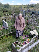 Нина Васильевна Моржова на могилке отца Иоанна
