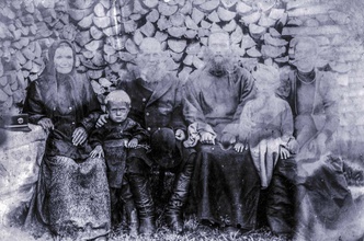 Псаломщик Иван Жаворонков с семьей. Слева направо: его супруга, внук Петр, псаломщик Иван Жаворонков, зять — диакон Антоний Распутин, внук Иван, дочь Наталья. Фото сер. 1900-х.<br><i>Фотография предоставлена Алексеем Двинским, праправнуком псаломщика Ивана Жаворонкова</i>