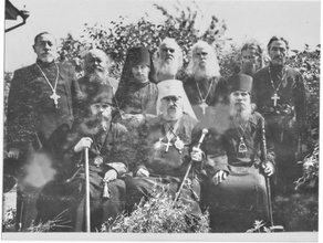 Митрополит Нестор (Анисимов) с духовенством<br>Ист.: Исторические снимки ... Ч. 1