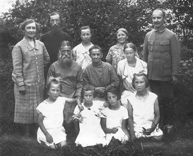 Священномученик Петр Пушкинский (стоит 2-й слева), его родители (сидят во 2-м ряду слева).<br>Ист.: Новомученики, исповедники ...